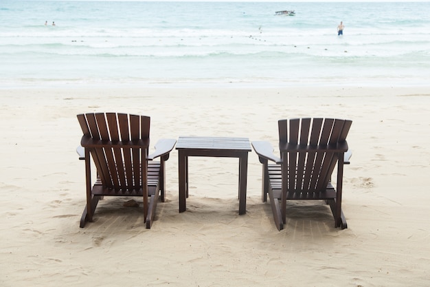 Chaises et table.