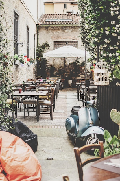 Photo chaises et tables au café de trottoir par bâtiment