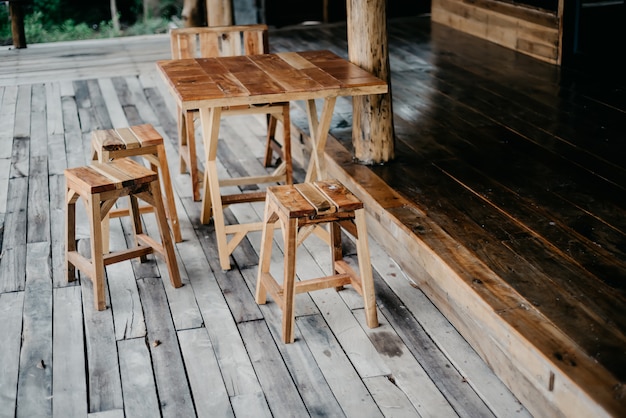 Chaises et tables en bois