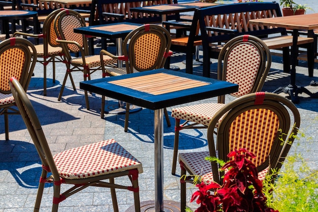 Chaises et tables dans un café extérieur confortable en été