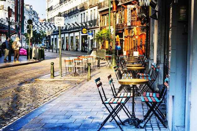 Des chaises et des tables dans un café sur le trottoir