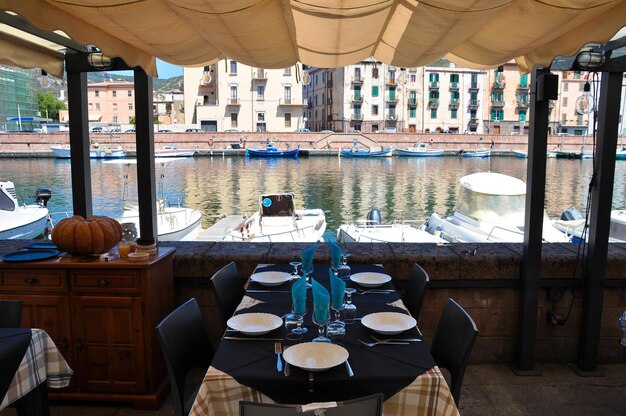 Photo chaises et tables dans un restaurant