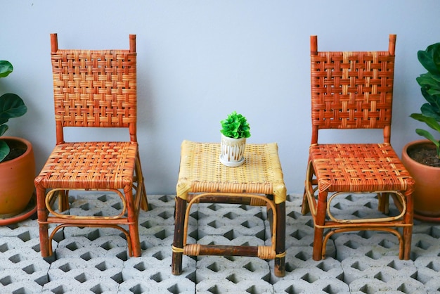 Chaises et tables dans un restaurant