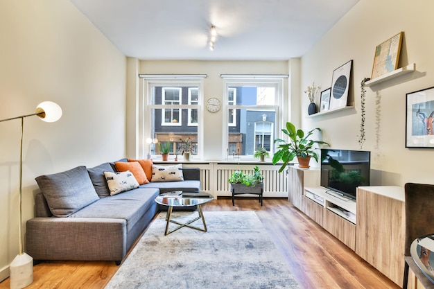 Photo des chaises et des tables à la maison