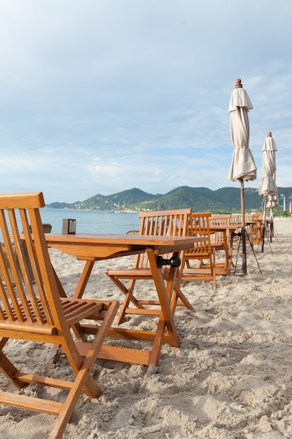 Chaises et tables sur la plage