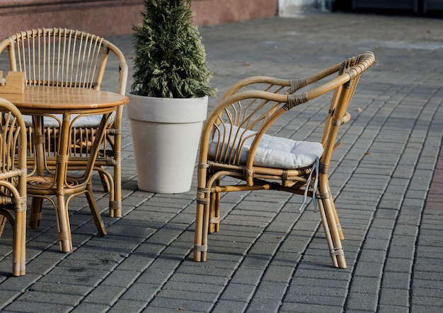 Chaises et tables en rotin sur la terrasse