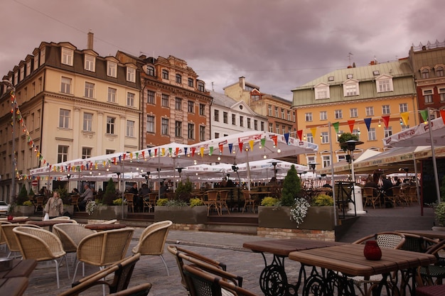 Des chaises et des tables vides au café sur le trottoir contre les bâtiments
