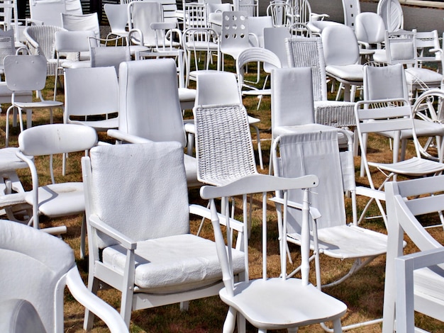 Photo des chaises et des tables vides au café.