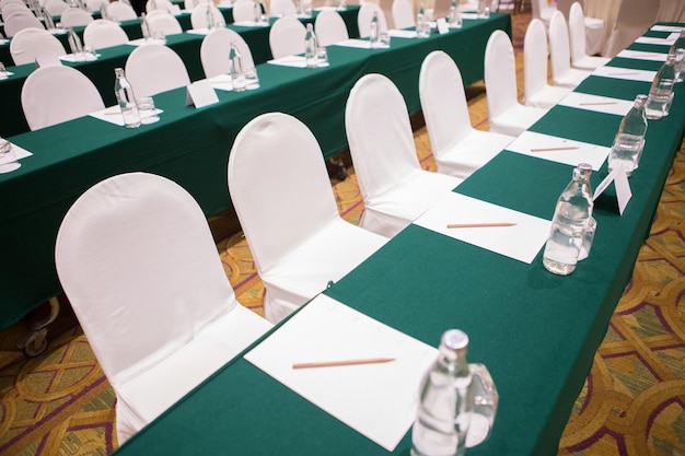 Photo des chaises et des tables vides dans l'auditorium