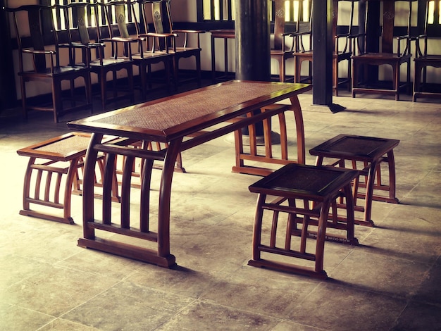 Chaises et tables vides dans le bâtiment