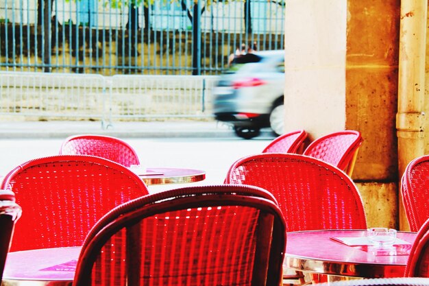 Des chaises et des tables vides dans le café.