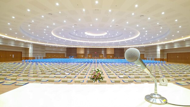 Photo des chaises et des tables vides dans un centre commercial