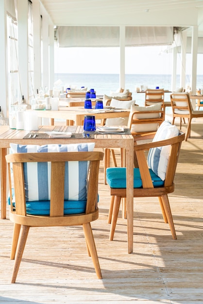 Chaises et tables vides dans la chambre