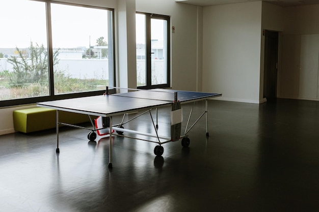 Photo des chaises et des tables vides dans la pièce