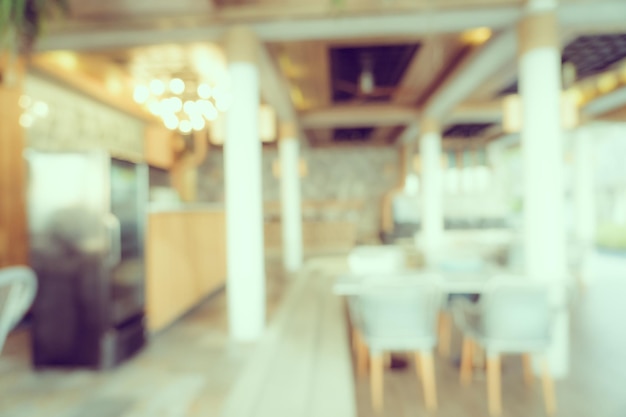 Photo des chaises et des tables vides dans un restaurant éclairé