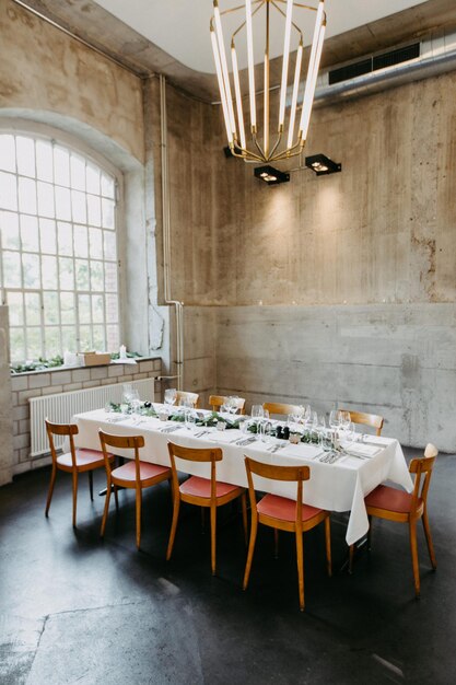 Des chaises et des tables vides dans un restaurant