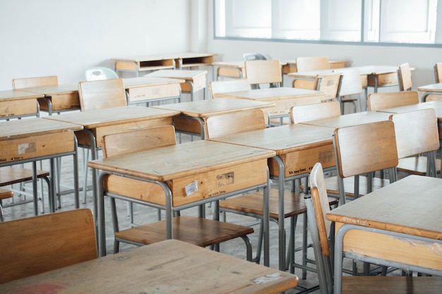 Des chaises et des tables vides dans la salle de classe