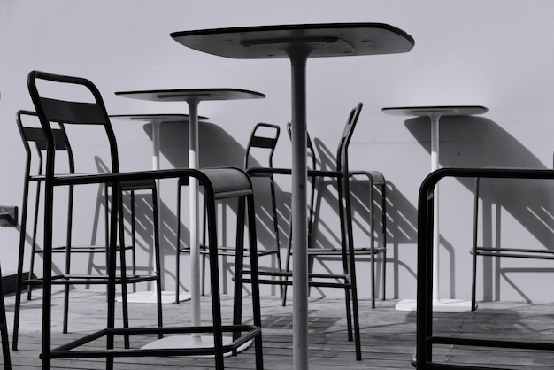 Photo des chaises et des tables vides disposées dans le café.