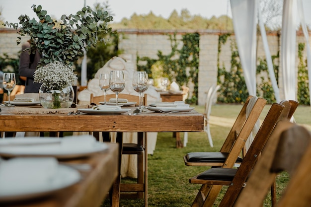 Des chaises et des tables vides à la fête