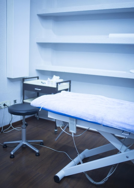 Photo des chaises et des tables vides à la maison