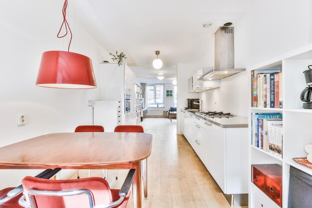 Photo des chaises et des tables vides à la maison.