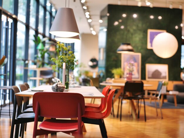 Photo des chaises et des tables vides à la maison.