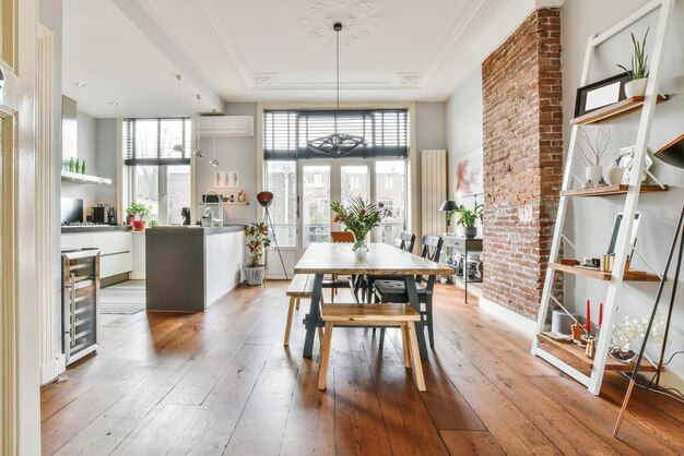 Des chaises et des tables vides à la maison.