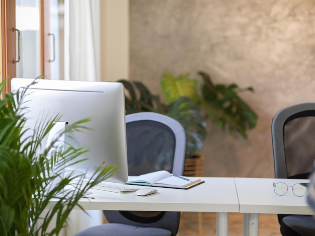 Des chaises et des tables vides à la maison