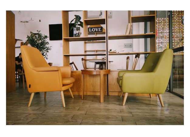 Photo des chaises et des tables vides à la maison.