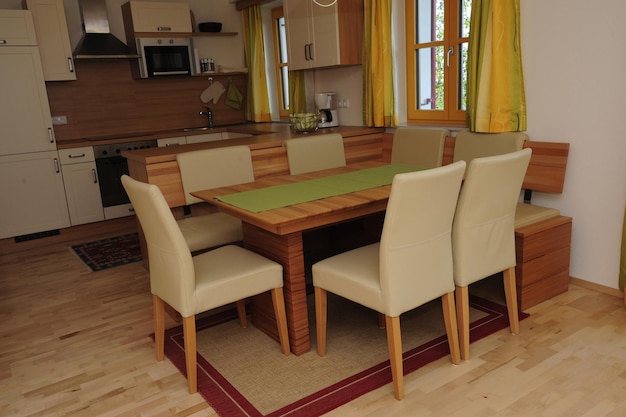 Photo des chaises et des tables vides à la maison.