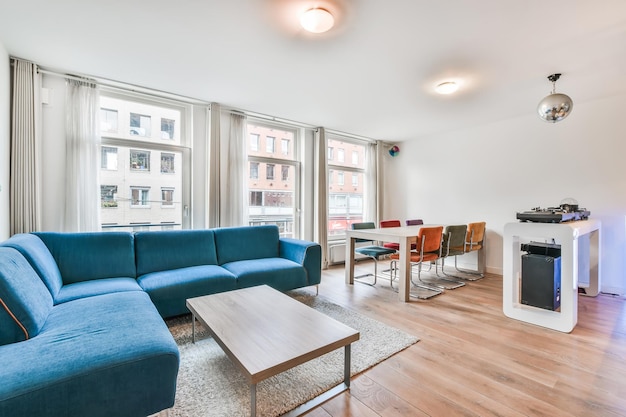 Photo des chaises et des tables vides à la maison.