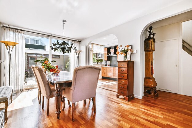 Photo des chaises et des tables vides à la maison.