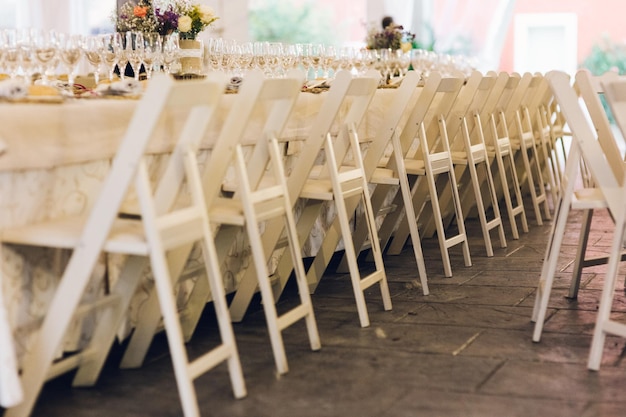 Des chaises et des tables vides en rangée