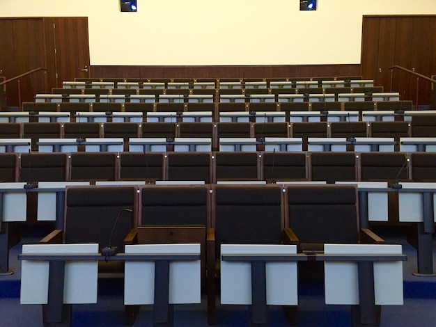 Des chaises et des tables vides en rangée.