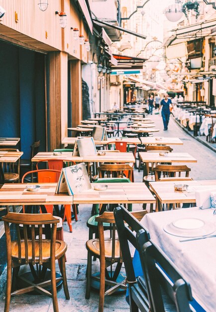 Photo des chaises et des tables