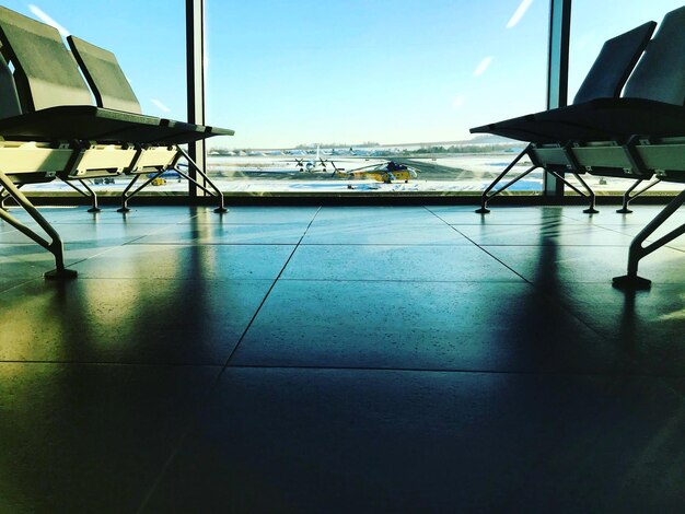 Photo des chaises vides à l'aéroport contre le ciel