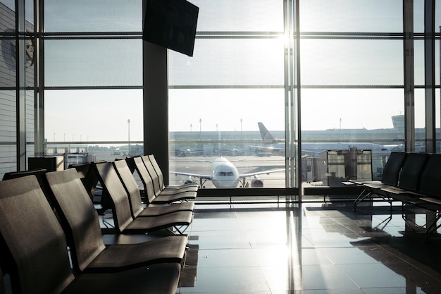 Des chaises vides à l'aéroport