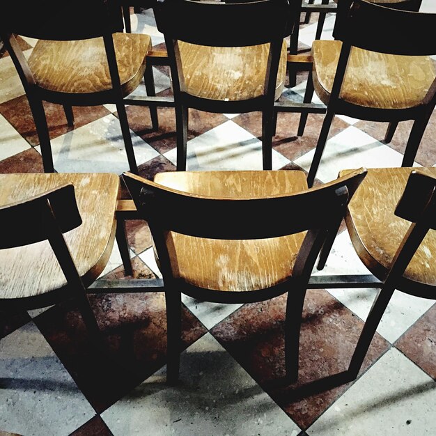 Photo chaises vides d'affilée