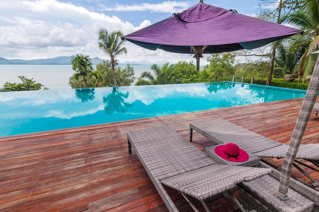 Photo des chaises vides au bord de la piscine contre le ciel