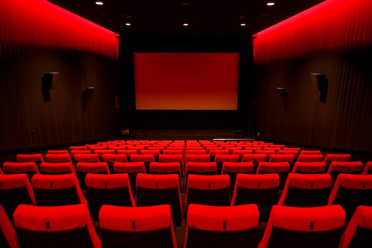 Photo des chaises vides au cinéma.