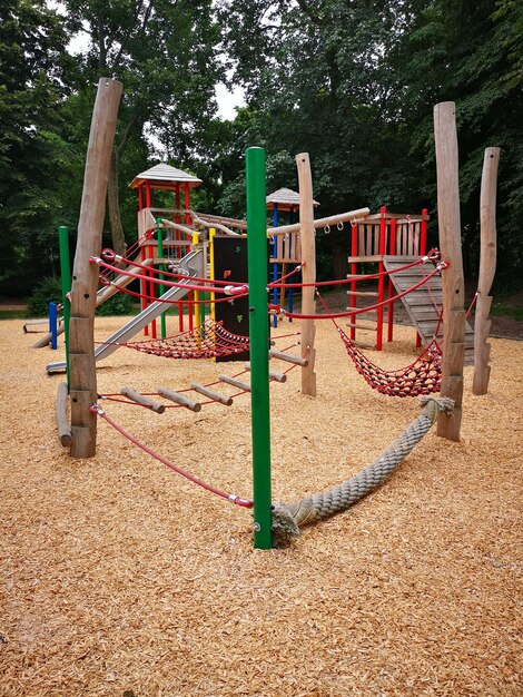 Des chaises vides sur un champ herbeux dans un parc.