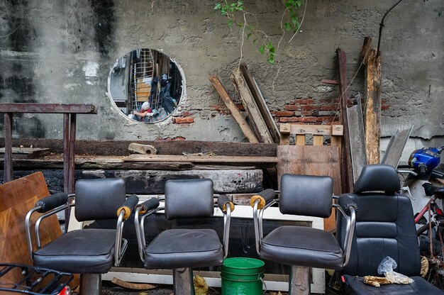 Photo des chaises vides contre le mur.