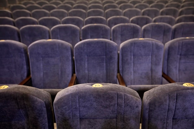 Des chaises vides dans l'auditorium pour regarder un film