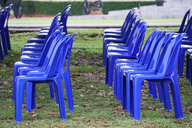 Photo des chaises vides dans le parc.