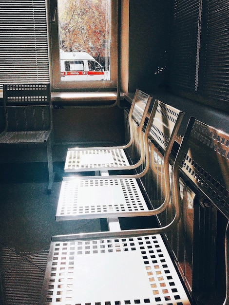 Photo des chaises vides dans la pièce.