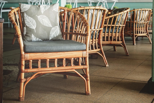 Photo des chaises vides dans un restaurant