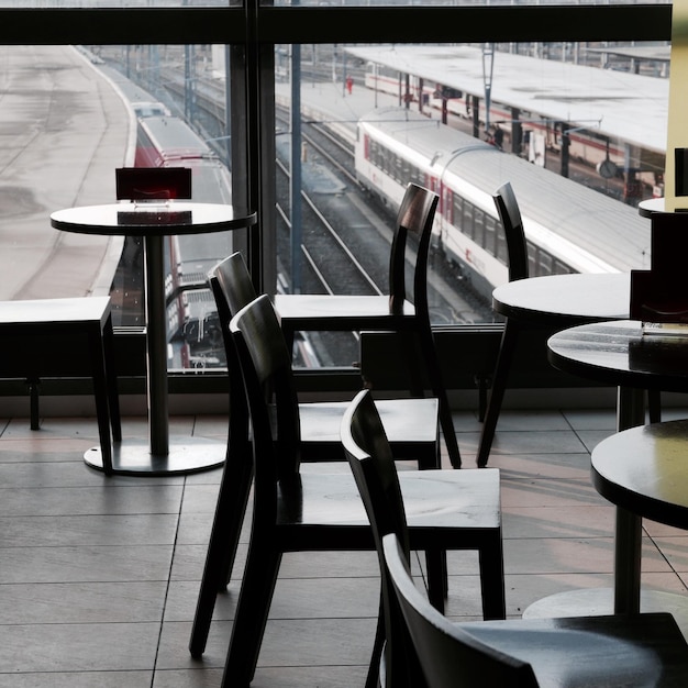 Photo des chaises vides dans un restaurant