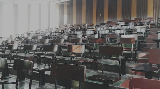 Des chaises vides dans la salle de concert