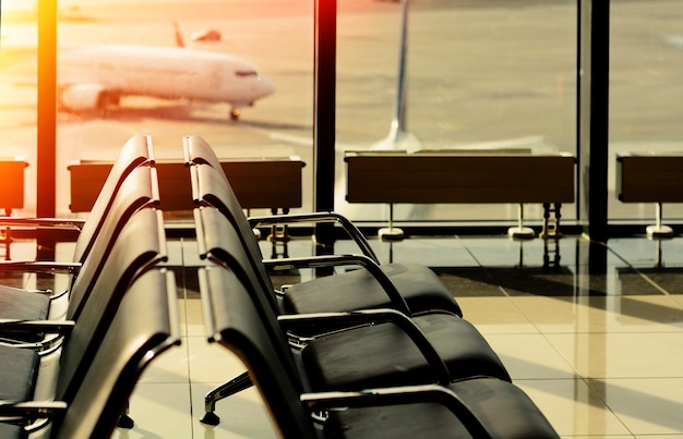 Chaises vides dans la salle d'embarquement de l'aéroport