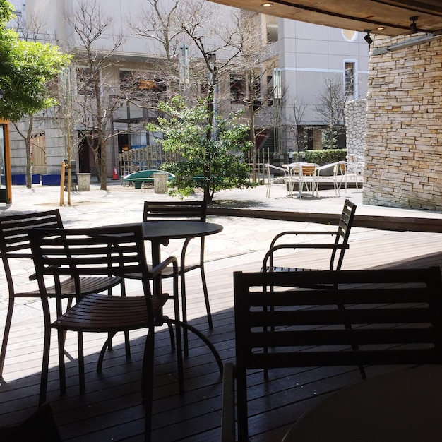 Photo des chaises vides devant le bâtiment.